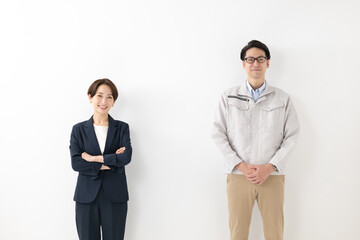 スーツ姿の女性と男性作業員