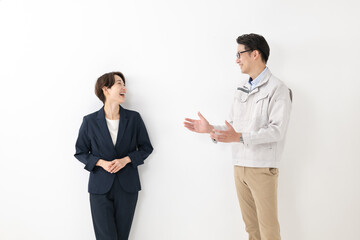 Fototapeta premium スーツ姿の女性と作業着姿の男性