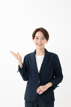 スーツ姿の女性