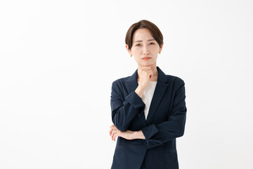 考える女性