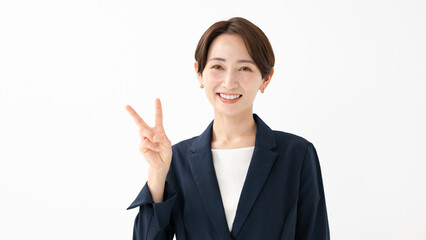 ピースサインをする女性