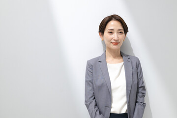 笑顔で立つ女性