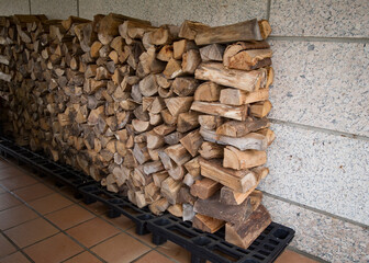 Detalhe de lenha seca de eucalipto para aquecimento de uma casa.