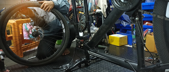 Bicycle mechanic change bicycle wheels