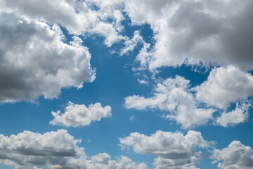 Céu com nuvens tempestuosas entre clarões ensolarados
