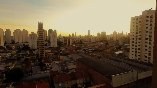 Nascer do sol de inverno na regi&atilde;o da mooca em S&atilde;o Paulo