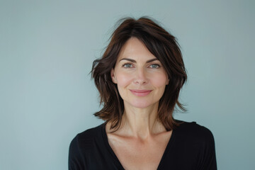 Obraz premium A close up portrait of a woman with a subtle smile