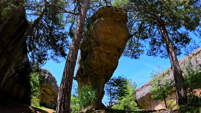 Incre&iacute;ble formaci&oacute;n de roca llamada el tormo alto en la Ciudad encantada en Cuenca