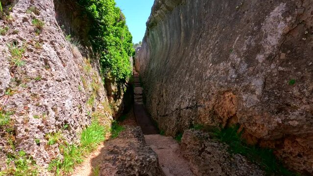 Incre&iacute;bles formaciones de rocas llamadas en tobog&aacute;n en la Ciudad encantada en Cuenca