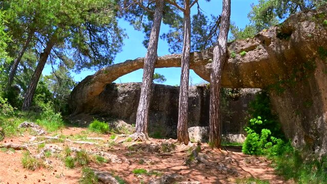 Incre&iacute;ble formaci&oacute;n de roca llamada la lucha entre el elefante y el cocodrilo en la Ciudad encantada en Cuenca