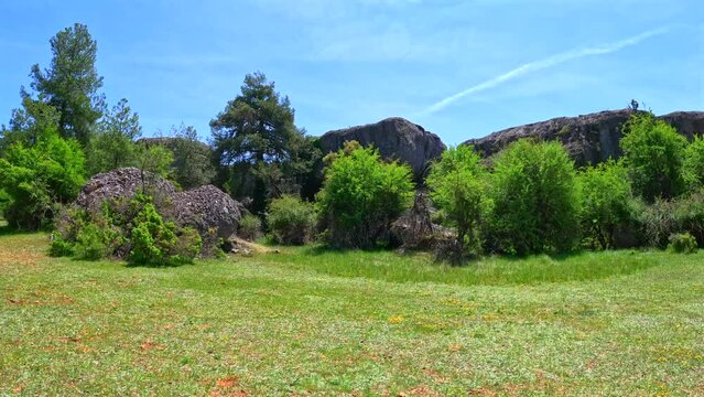 Hermosa explanada verde  en la Ciudad encantada en Cuenca