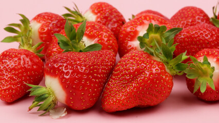 tas de fraises, en gros plan, isolées sur un fond rose