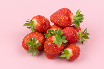 tas de fraises, en gros plan, isolées sur un fond rose