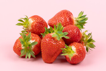 tas de fraises, en gros plan, isolées sur un fond rose
