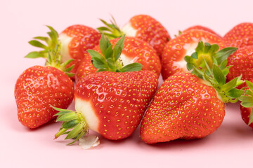 tas de fraises, en gros plan, isolées sur un fond rose