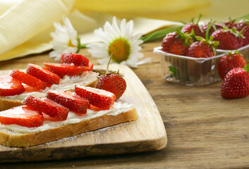 bruschetta with strawberries and cream cheese