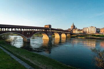 Naklejka premium Landscape of Ponte Coperto (covered bridge) and Duomo di Pavia (Pavia Cathedral) in Pavia at sunny day, Lombardy, italy.