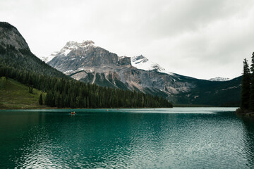 Emerald Lake in Kanada: Smaragdgrünes Wasser und majestätische Berge