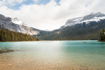 Obraz premium Emerald Lake in Kanada: Smaragdgrünes Wasser und majestätische Berge