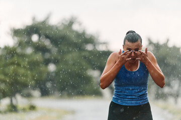 Obraz premium Unstoppable: A Determined Athlete Trains Through the Rain in Pursuit of Marathon Glory