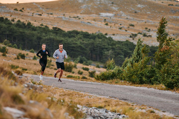  A Couple's Energizing Morning Run in the Mountains