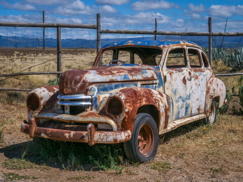 Epave de voiture ancienne abandonn&eacute;e rouill&eacute;e