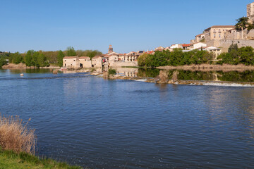 Blick auf die Altstadt von Zamaro und den Fluss Duero in Castilla y Leon, Spanien auf dem Pilgerweg Via de la Plata von Sevilla nach Santiago