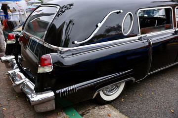 Naklejka premium tail fin detail on an old black hearse 