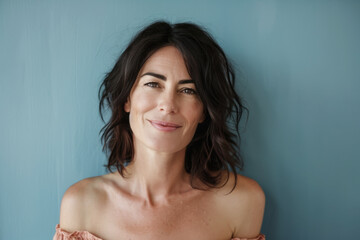 Obraz premium A close up portrait of a woman with a subtle smile