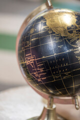 détail macro d'une map monde noire et dorée