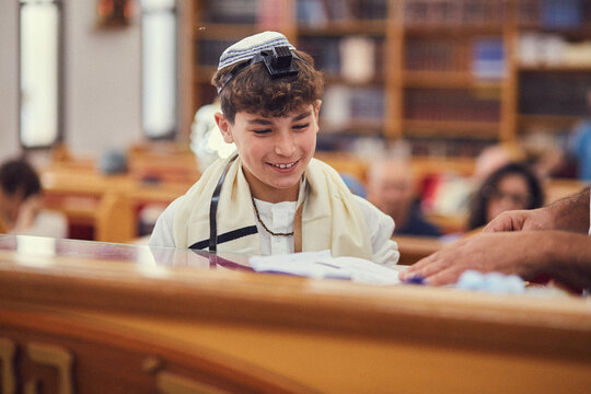 boy bar mitzva Jewish synagogue  