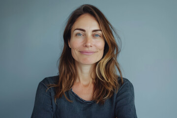 Obraz premium A close up portrait of a woman with a subtle smile