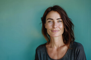 Obraz premium A close up portrait of a woman with a subtle smile