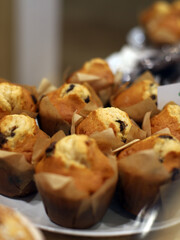 magdalenas recién sacadas del horno con trozos de chocolate