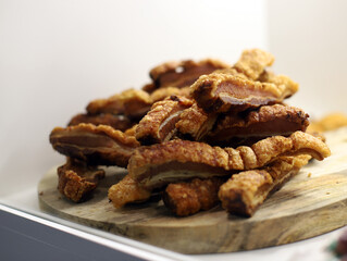 torreznos de cerdo con corteza crujiente fritos