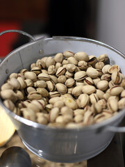 pistachos en un bol en el mercado