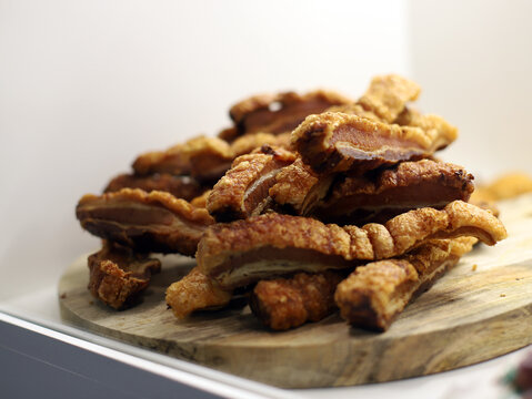 torreznos de cerdo con corteza crujiente fritos