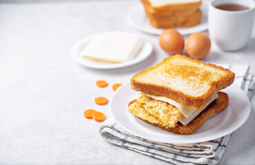 Asian street sandwich with omelette in a plate
