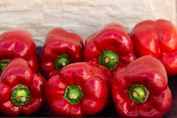 Bandeja con pimientos rojos listos para asar.