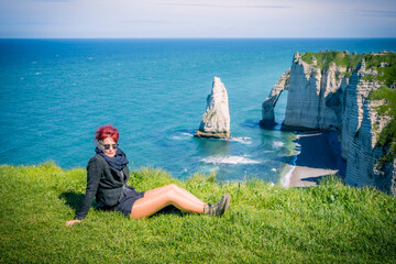 Femme sur les Falaises d' Étretat en Normandie