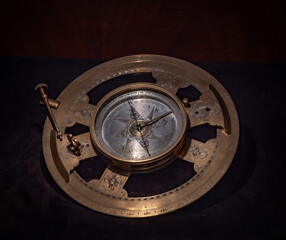 The old and vintage mariner‘s compass