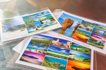 タイの観光地の写真がたくさん配置されたカラフルなポストカード