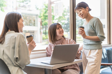 Obraz premium パソコン資料を見ながら会議・ミーティング・打ち合わせするアジア人女性・ビジネスウーマン(営業・企画) 