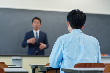 先生の授業を聞く生徒