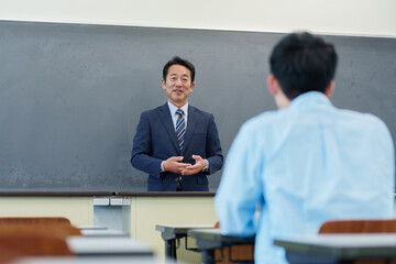 先生の授業を聞く生徒