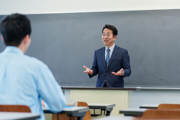 先生の授業を聞く生徒