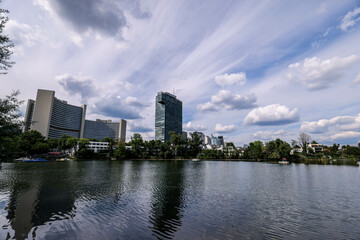 Hermosa arquitectura en Viena, edificios muy altos y bellos, en el Danubio 
