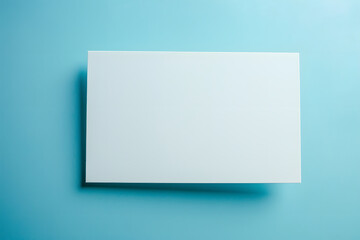 青の背景にメモ用紙が配置されている