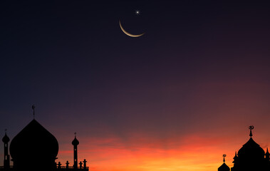 Obraz premium Silhouette dome mosques on dusk sky twilight and crescent moon on free space for text Eid Al Adha, Eid Al Fitr, Ramadan Kareem, Mubarak, Muharram religion of Islamic 