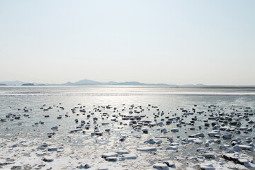 Naklejka premium View of the broken ice on the frozen seaside